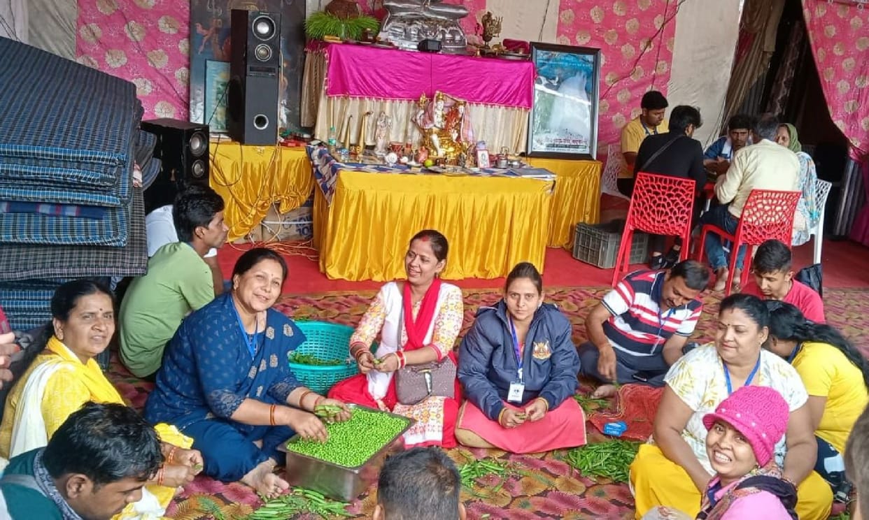 Amarnath Yatra stopped, devotees serving in Bhandara