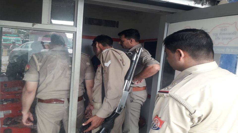 miscreants tried to break the India One ATM in Agra