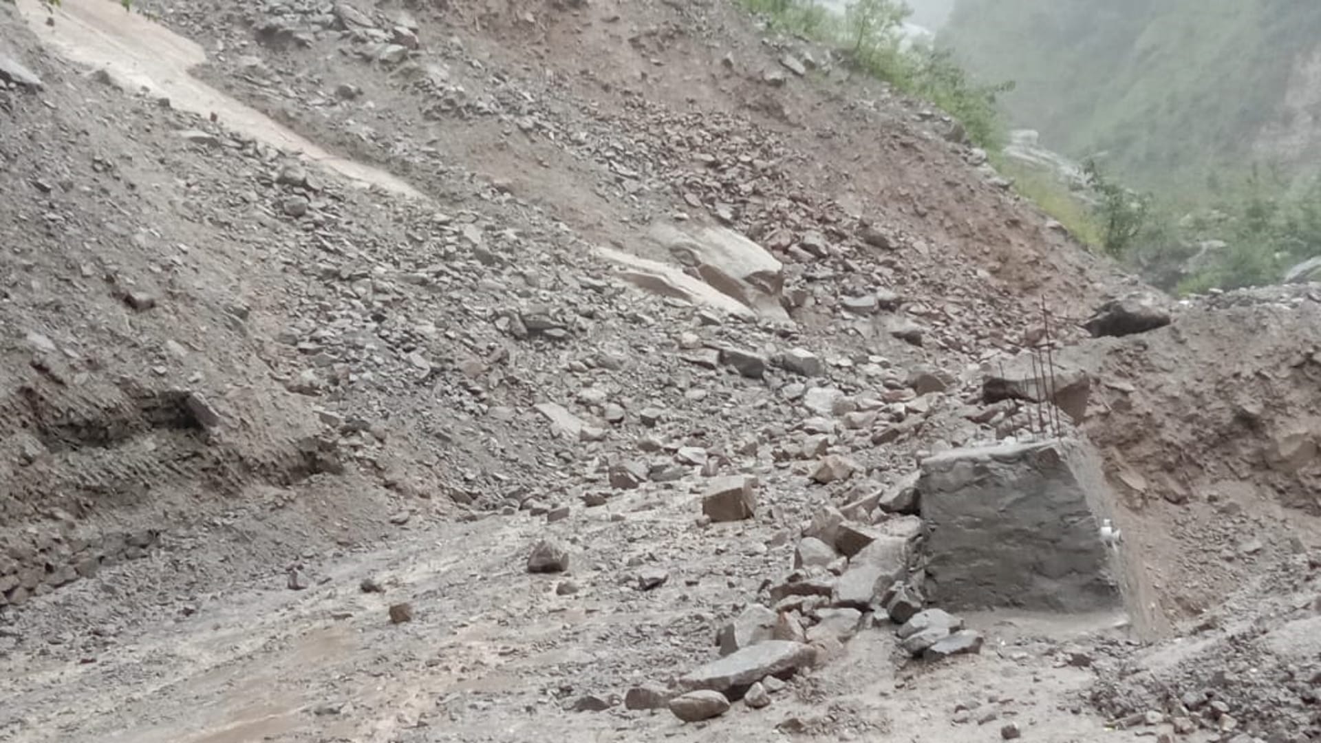 Weather Update: heavy rain in Uttarakhand,161 roads closed including nine state roads due to rain