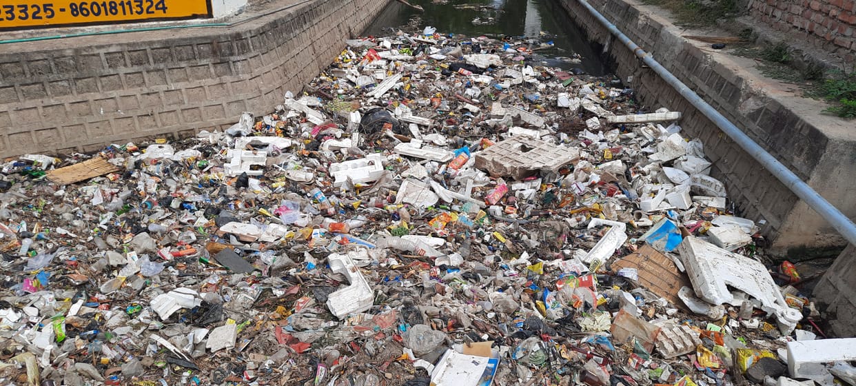 Banda: 60 lakhs spent in cleaning, then the drains get clogged with garbage, due to lack of regular cleaning, the drains and drains are filled with dirt, there will be waterlogging on the roads in the rain, water will enter the houses