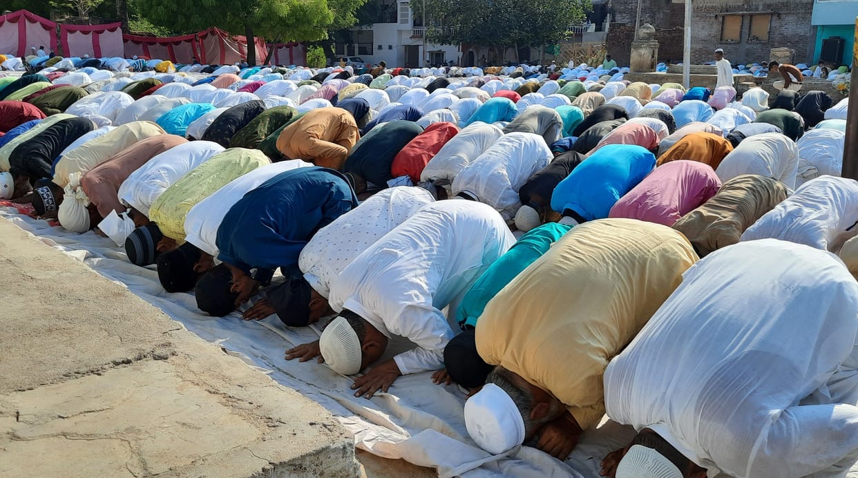 Banda: Praying for the progress and rain of the country, Bakrid celebrated with gusto and enthusiasm