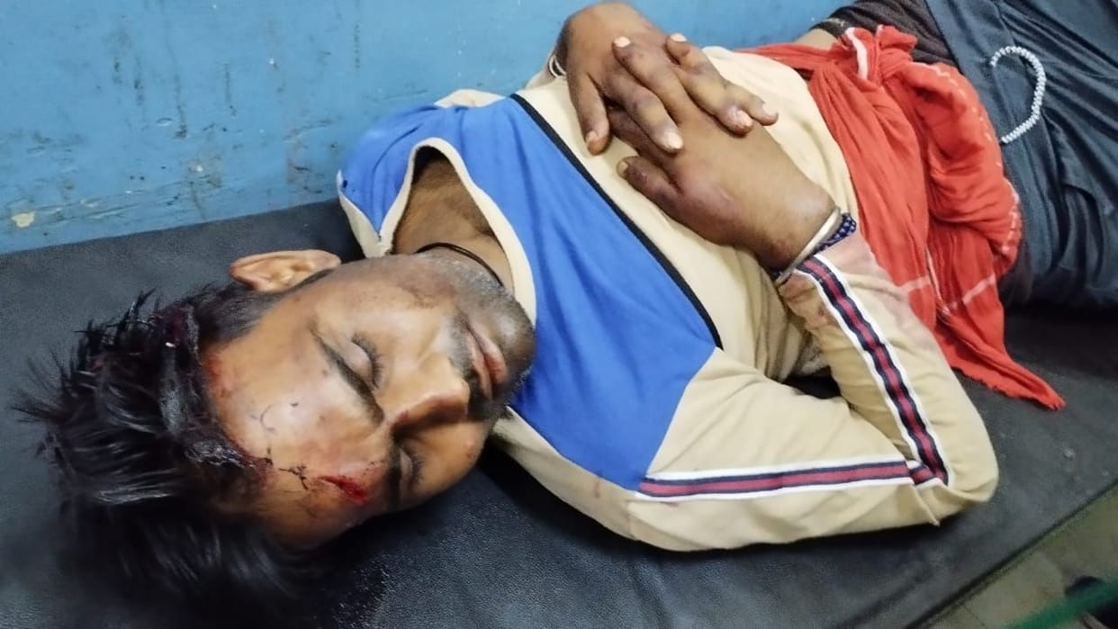Banda: Youth dies due to collision with overloaded truck, partner's condition is critical