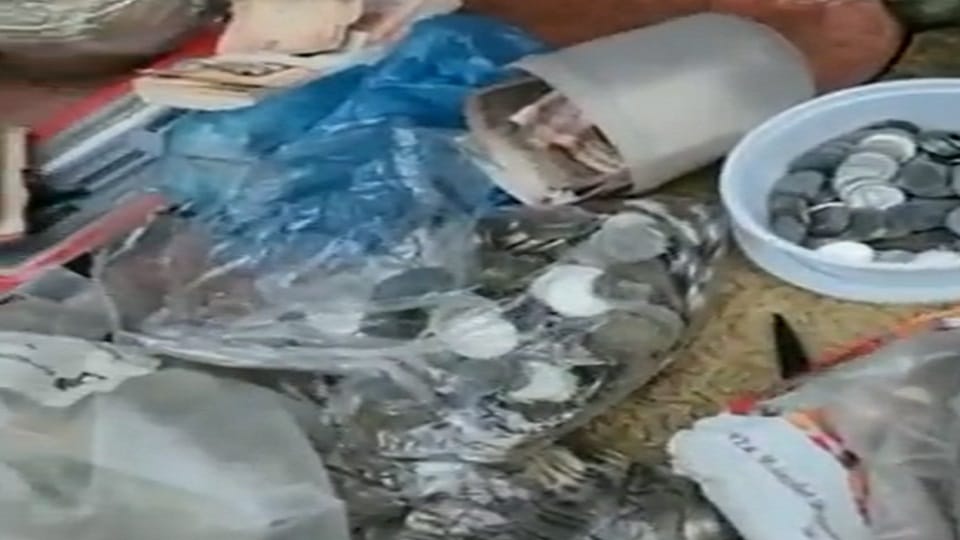 Mumbai: A bag full of cash, coins, Ganpati idol, found outside BJP MLC Prasad Lad's residence