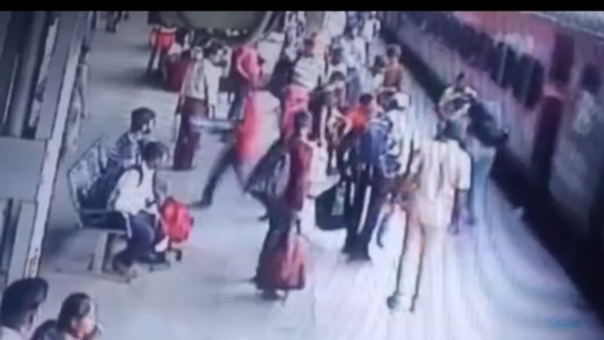 Bhopal News: Passenger trapped between train and platform while trying to board a moving train in Bhopal, RPF jawan saved