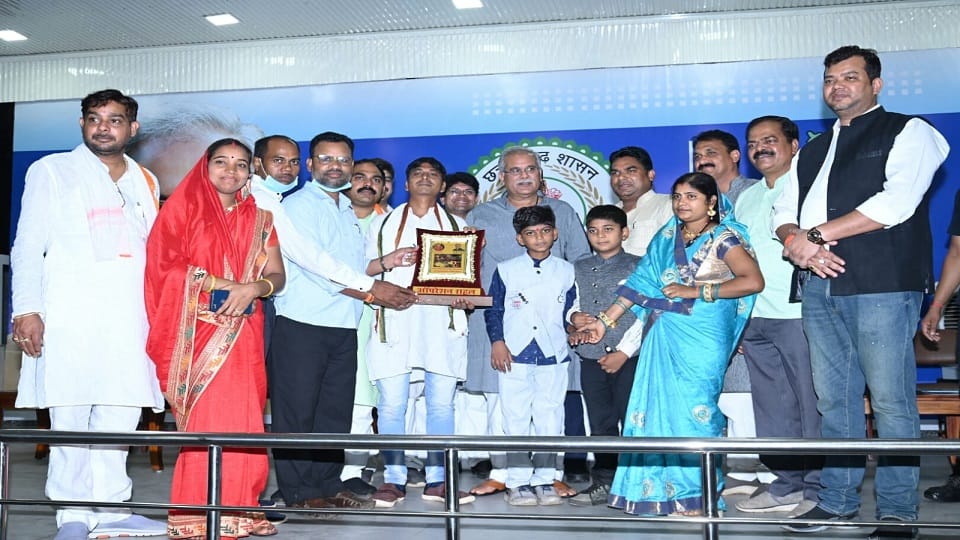 Chhattisgarh CM Bhupesh Baghel government give financial help of five lakhs to Rahul Sahu family who fell in borewell