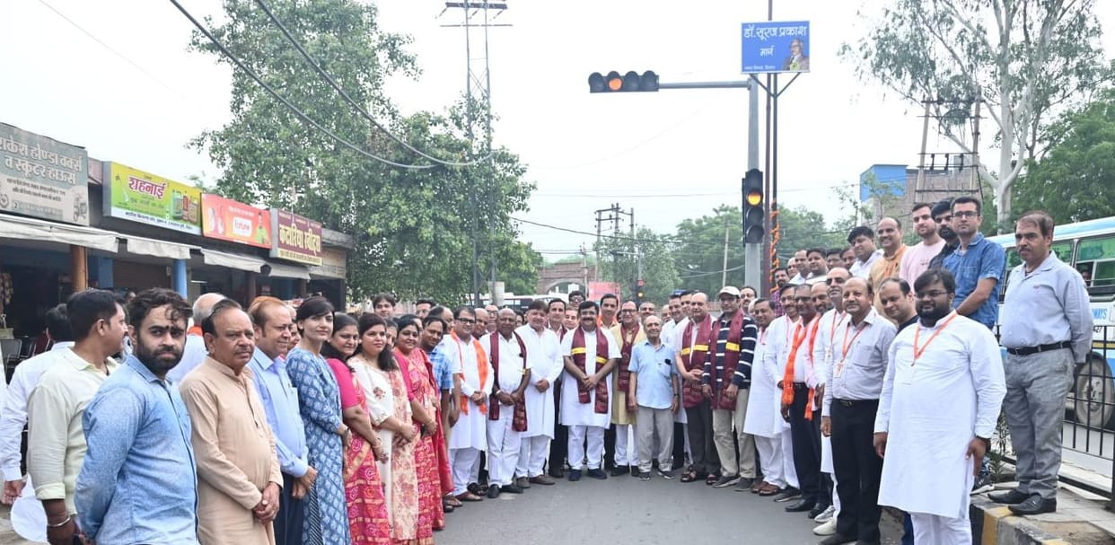 The road from Barwala Octroi to Cloth Market was named after Dr. Suraj Prakash, the founder of Bharat Vikas Parishad.