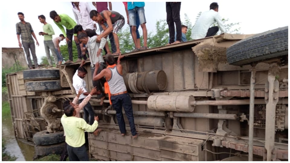 Bus full of passengers overturns in kota 31 passengers injured MP Rajasthan