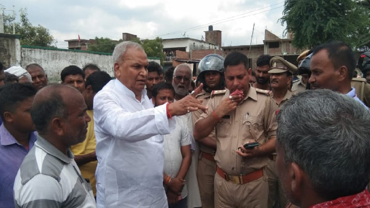 people ask for arrest of accused by keeping body of teenager at door