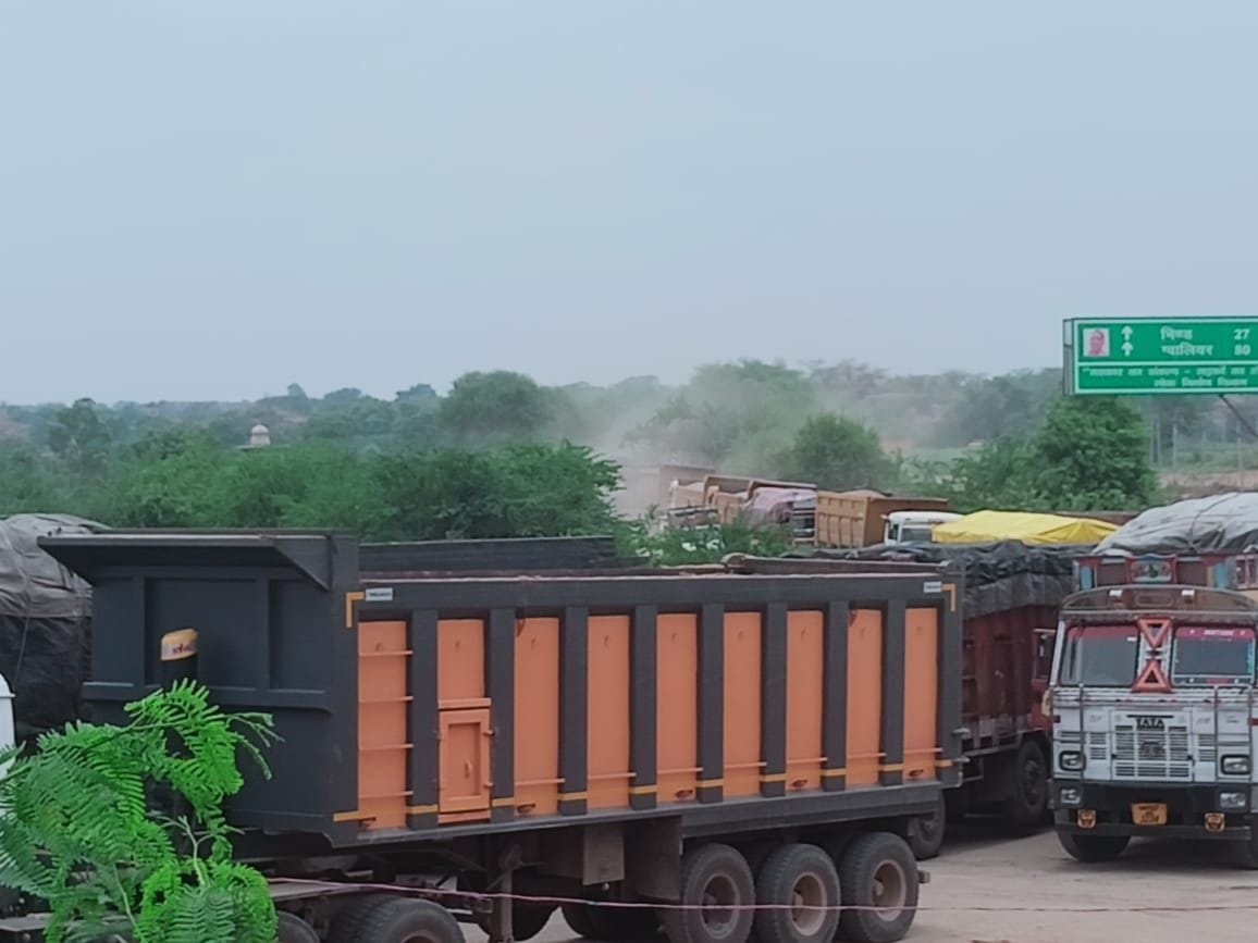 Long jam on Dhakra Pulia on Chakranagar-Hanumantpura road in Etawah, heavy vehicle caught