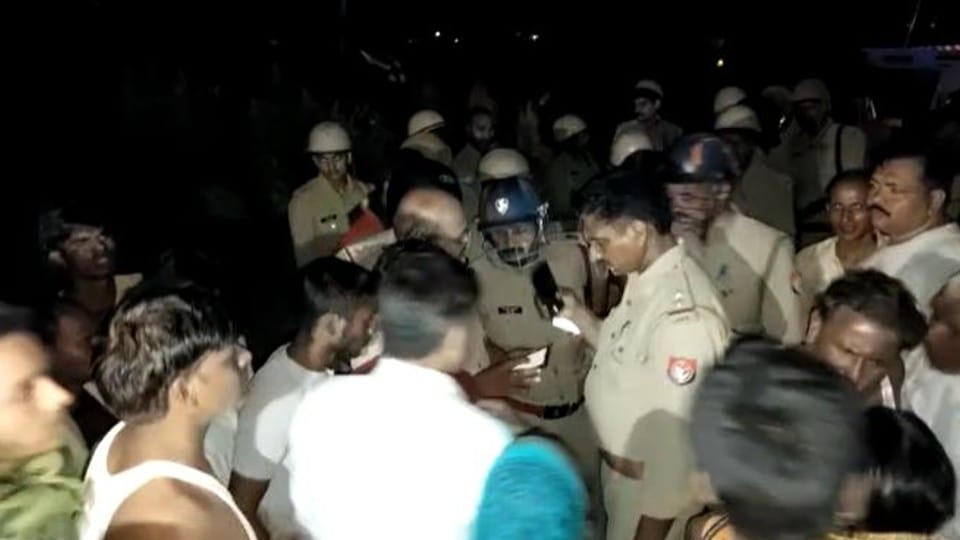 family members blocked road after death of girl who burnt in Etah