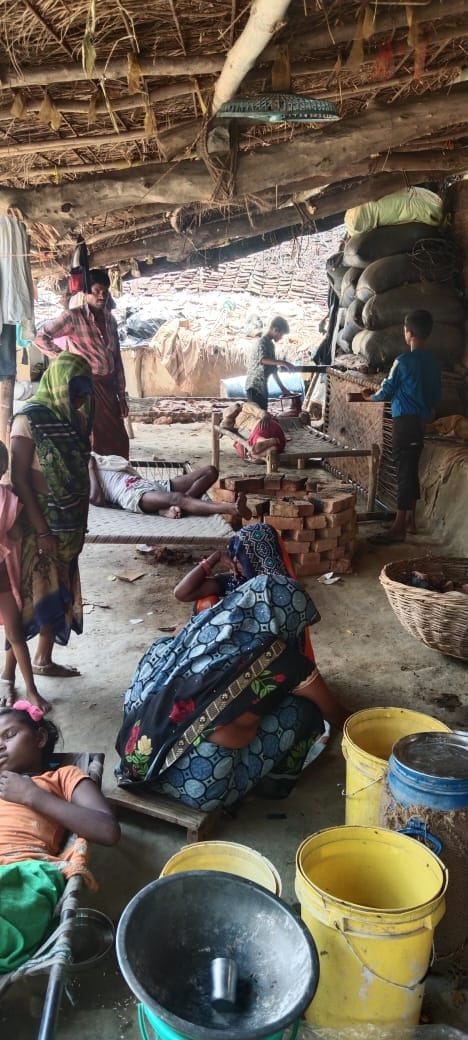 Chitrakoot: No stove burnt, items lying scattered, relatives brought food from home and fed the children of the family