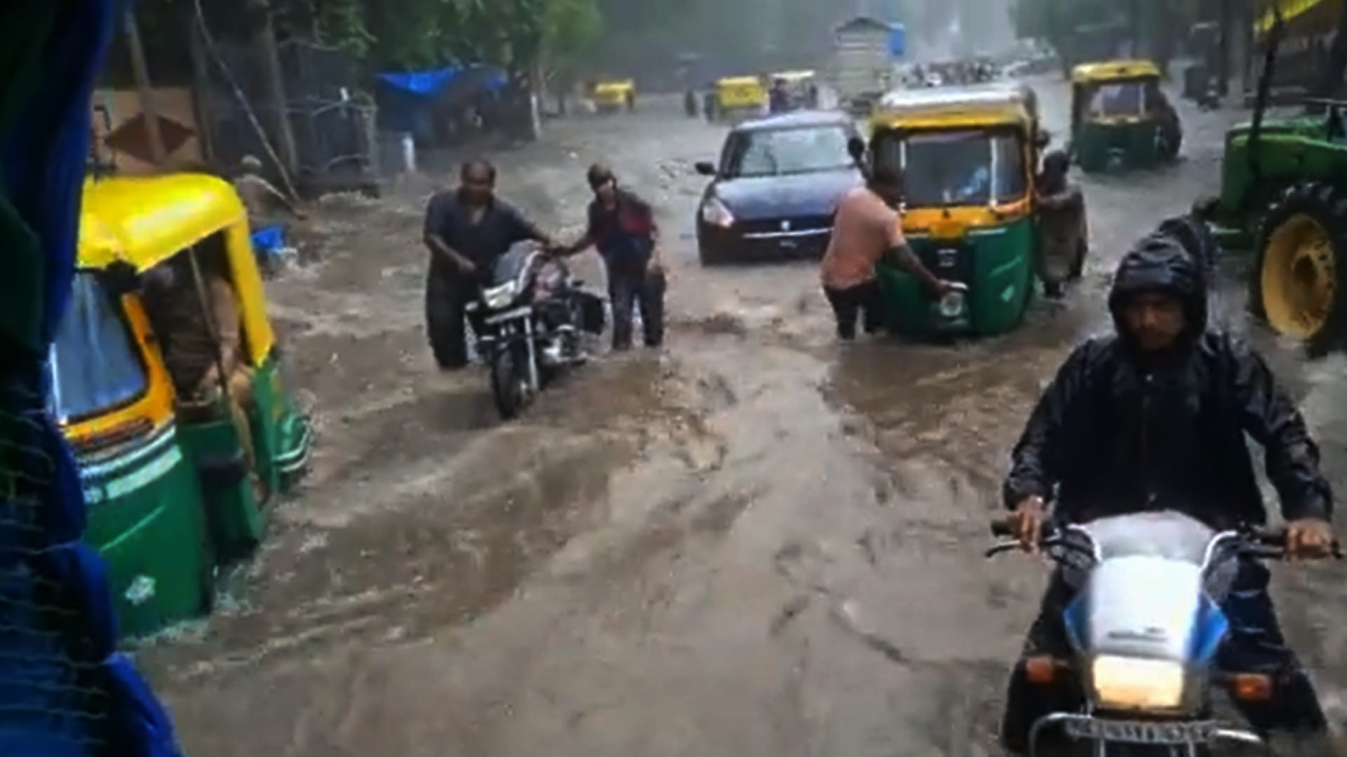 Know How to Protect Your Bike From Rain Water News in Hindi bike riding tips for rain motorcycle safety in rain