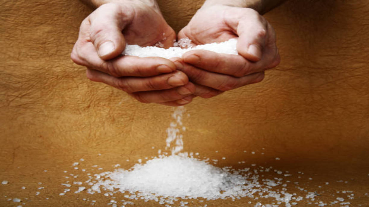 Astro Tips These Inauspicious Things Never Give on Palm Otherwise May Face Money Crisis