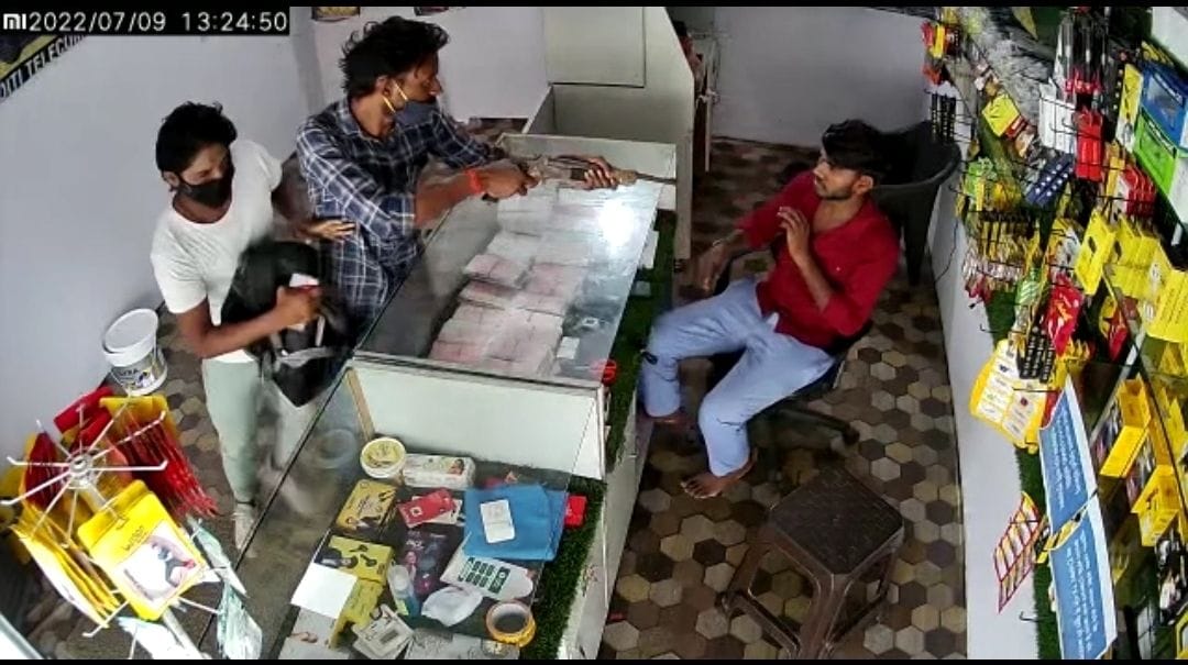 robbed 35 thousand by entering the money transfer shop in broad daylight