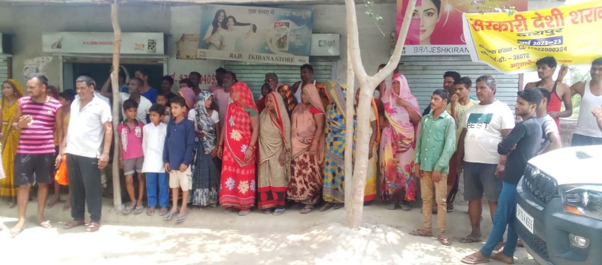 Farrukhabad: Women protested and closed the liquor contract