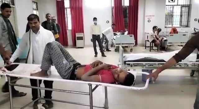 Due to enmity, the young man was shot with a gun, admitted to the hospital