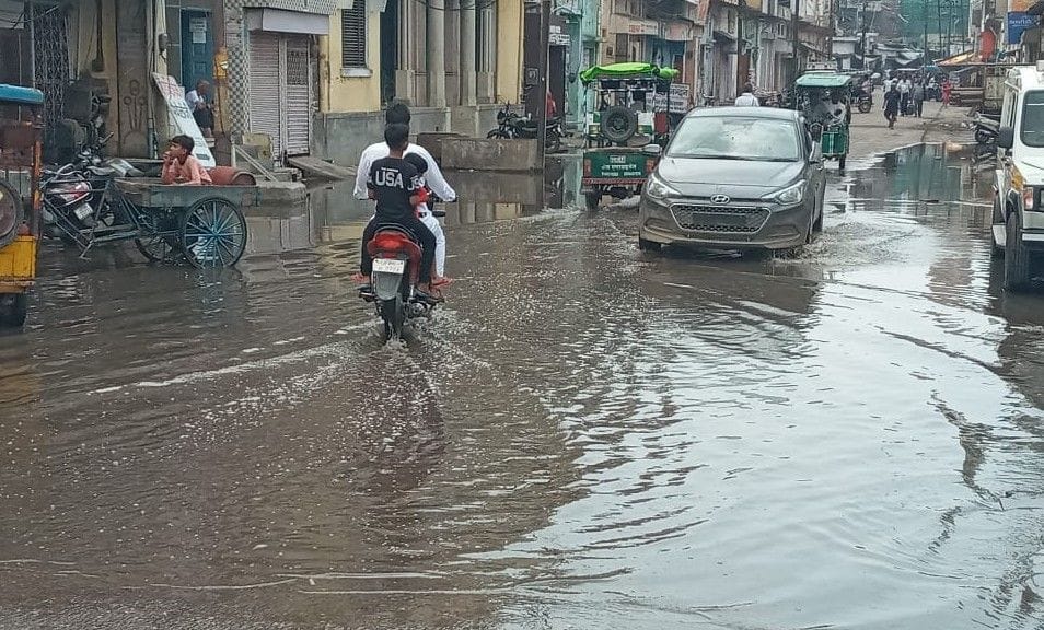 Hathras: Rain caused waterlogging in many places in the city