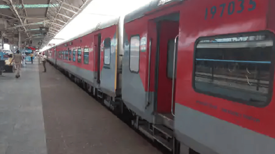 65 kg silver caught from Hirakud Express in jhansi