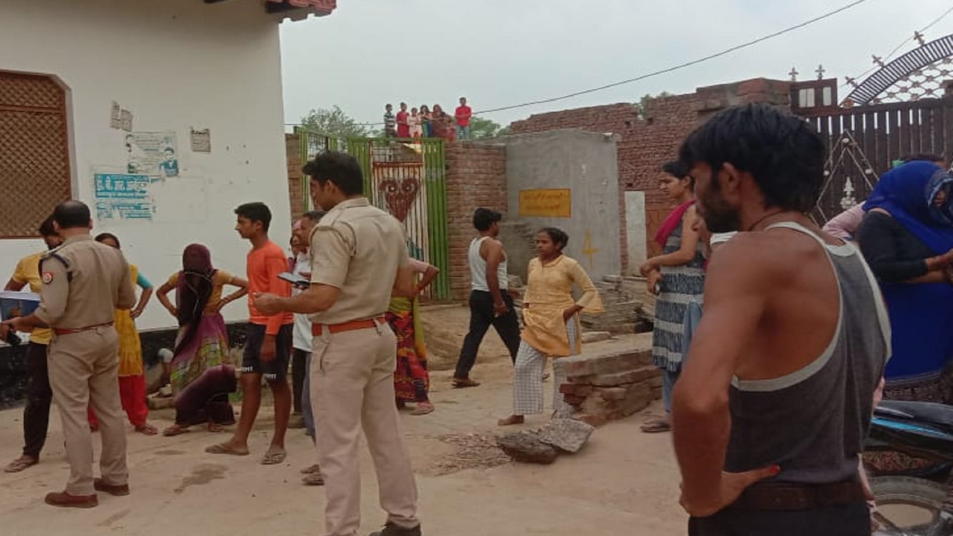 Angry youth set himself on fire due to beating of mother-in-law in Hardoi, died on the way to hospital, police engaged in investigation