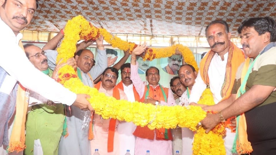 CM's Road Show: In Raisen-Budhani-Ashta, Shivraj did a road show, sought votes for BJP and targeted Kamal Nath