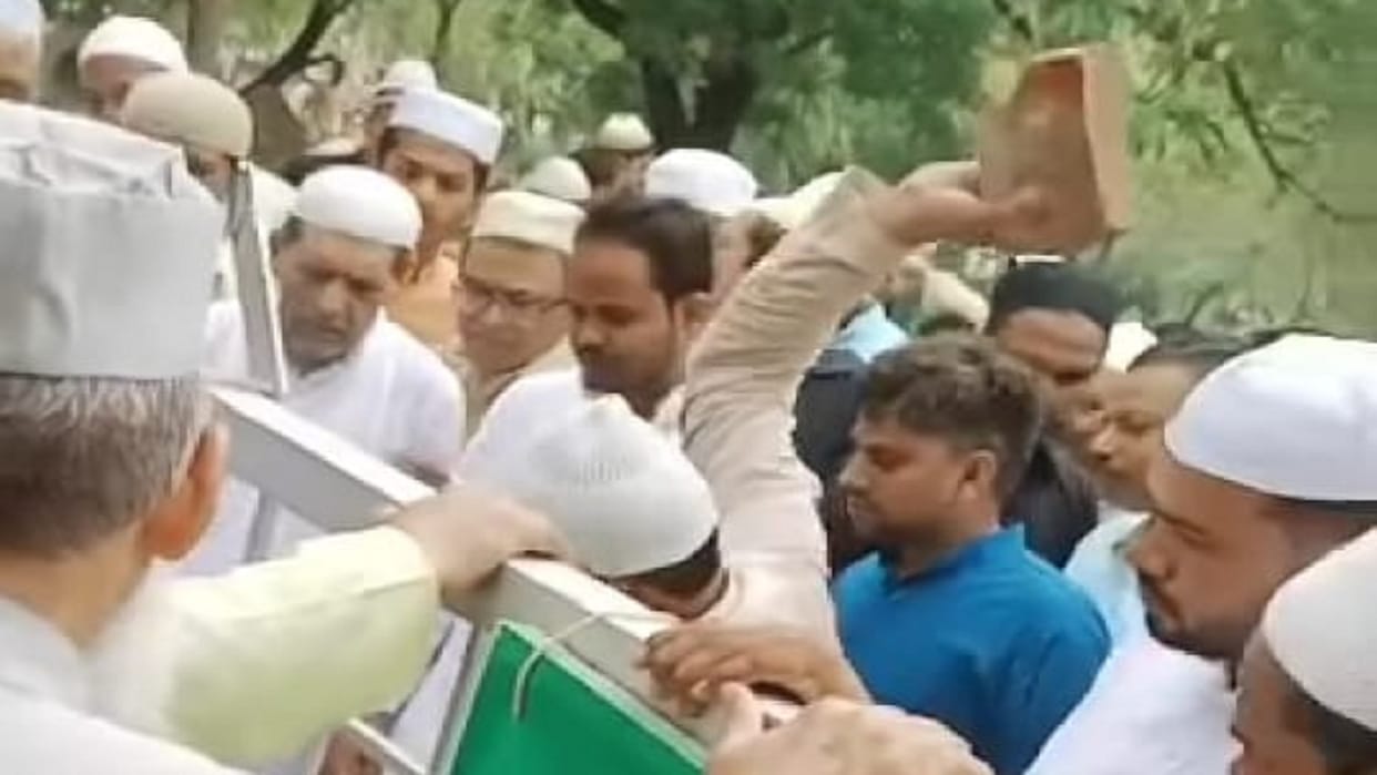 UP: people of Muslim society created a ruckus after breaking the grave in Meerut