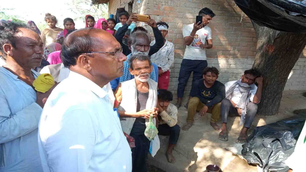 Banda: Four people died in a road accident, District Magistrate attended the funeral