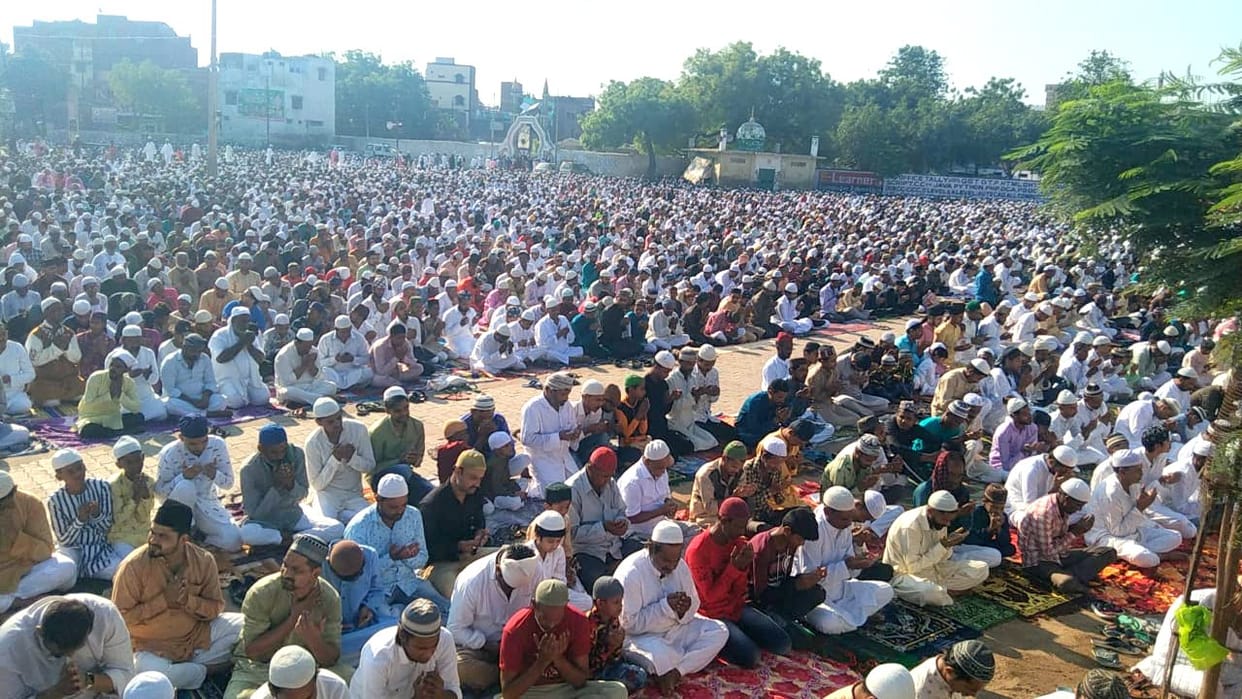 Namaz offered in mosques in Kanpur, white balloons and pigeons blown up giving the message of peace