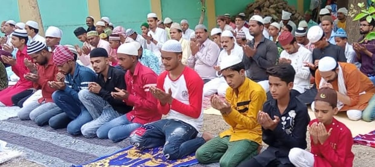 Farrukhabad: By offering Namaz, the grievances were removed by hugging