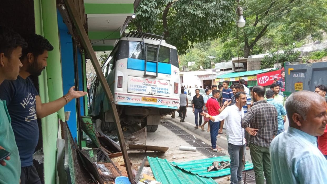 Kemu bus collided with shops uncontrollably