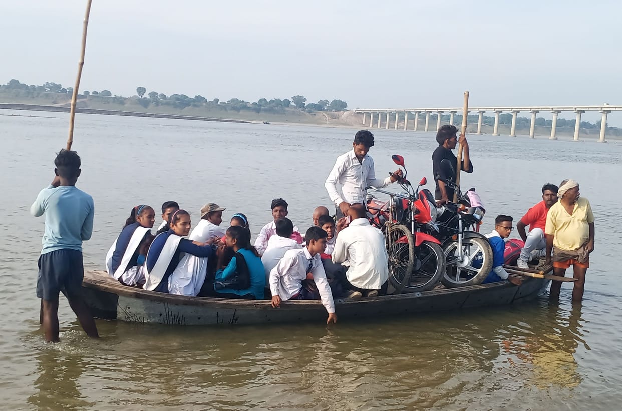 students,up news,fatehpur news,boat,risk
