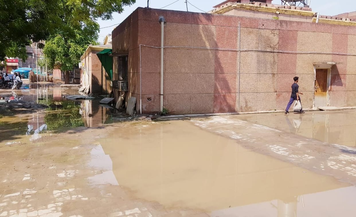 The roads took the form of a pond in the medical college
