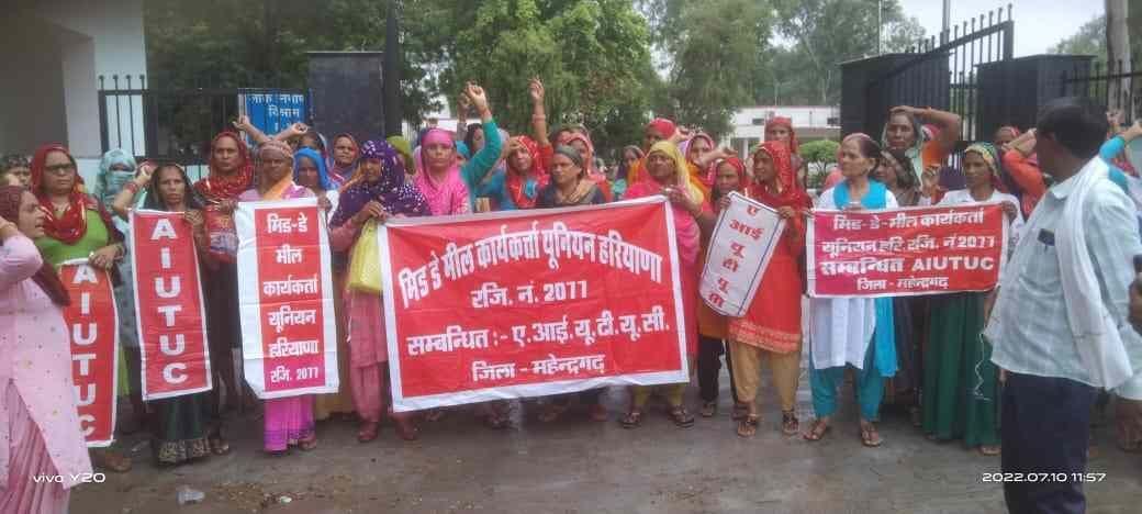 Mid-day meal workers demonstrated for demands