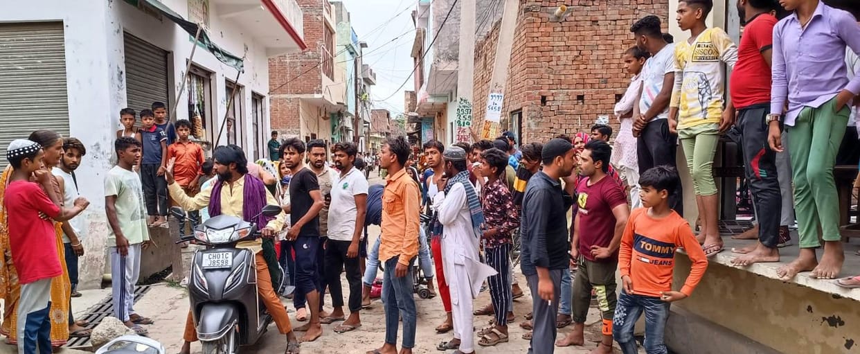 Stone pelting in the dispute of spitting in front of the house in Safipur Patti