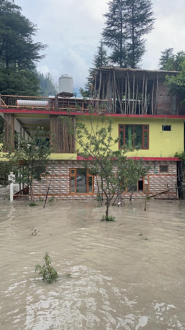 Debris in Parvati river, flow stopped due to accumulation of rocks, water reached five houses