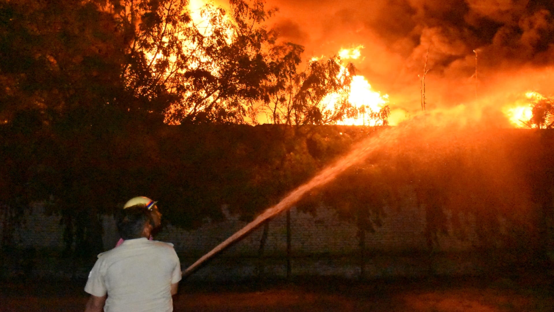 Fire continued in Meeerut factory for five hours, firefighters and six fire brigade vehicles made sevral rounds