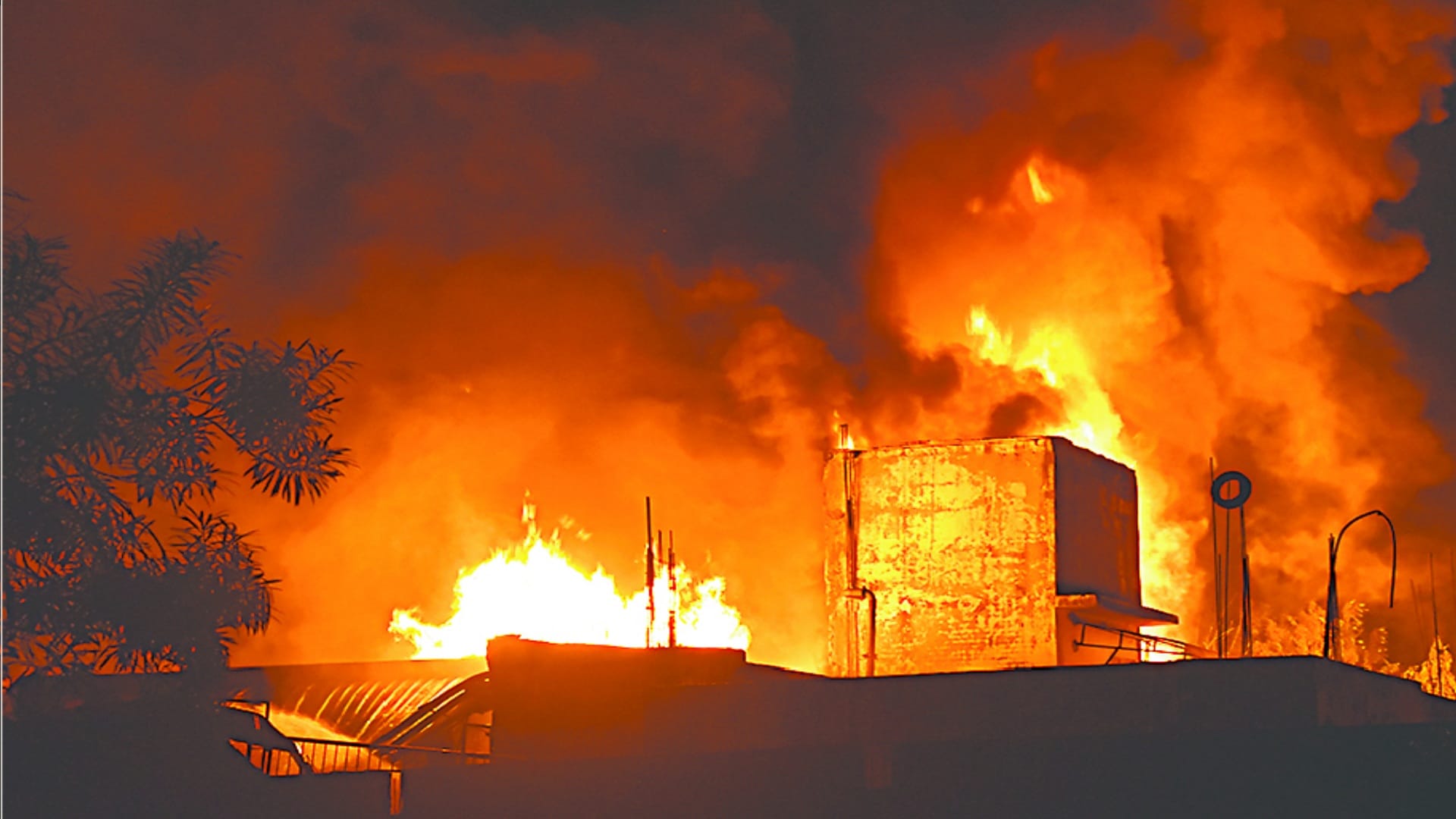 Fire continued in Meeerut factory for five hours, firefighters and six fire brigade vehicles made sevral rounds