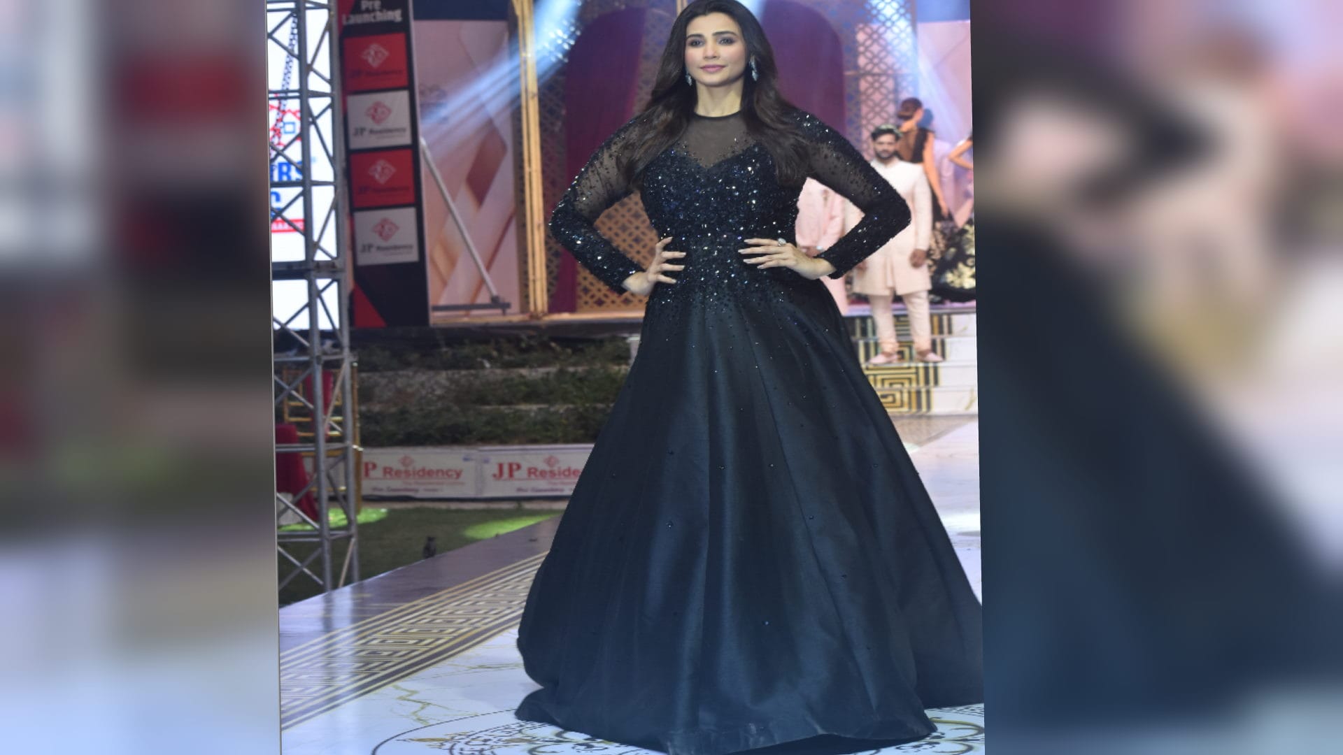 Fashion Show: Actress Daisy Shah walked the ramp wearing silk fabric, models