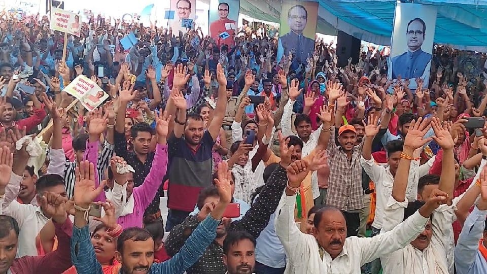 CM's Road Show: In Raisen-Budhani-Ashta, Shivraj did a road show, sought votes for BJP and targeted Kamal Nath