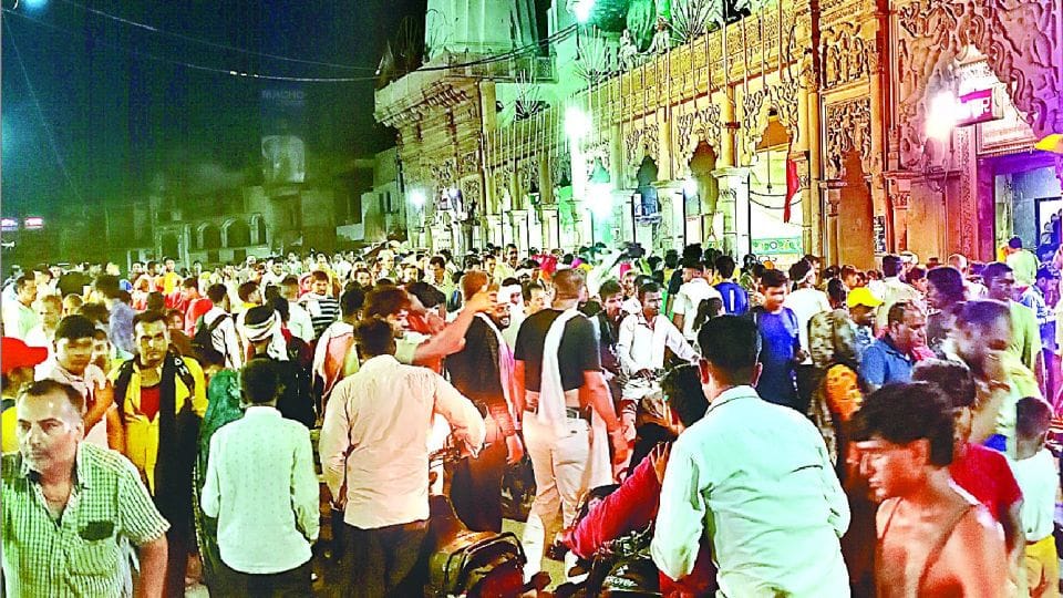 huge crowd gathering in Mudiya Purnima Mela Govardhan in Mathura
