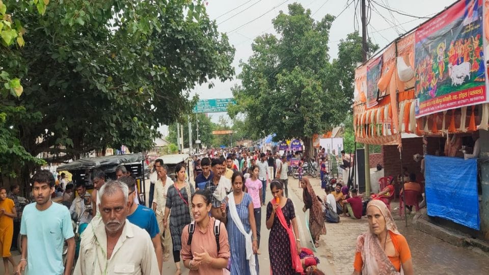 huge crowd gathering in Mudiya Purnima Mela Govardhan in Mathura