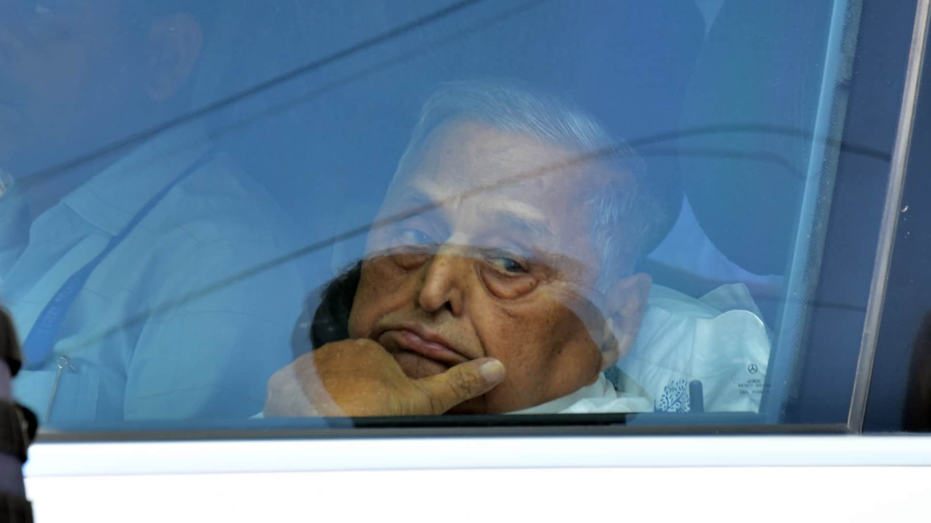 Cremation of Mulayam Singh yadav wife Sadhna Gupta.