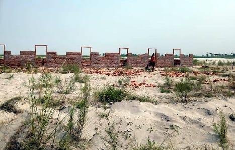 SDM stopped the construction of houses being built on the banks of river Sharda