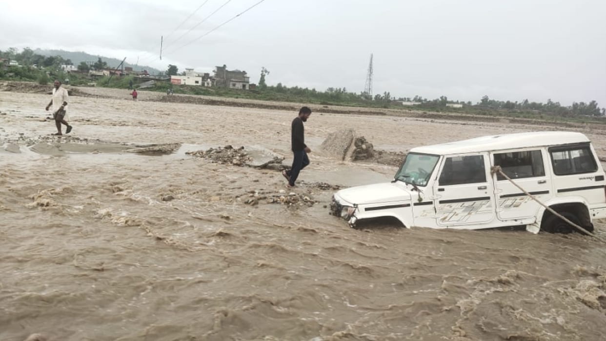 Many villages cut off due to rain in Saharanpur and vehicles stuck in the river see photos