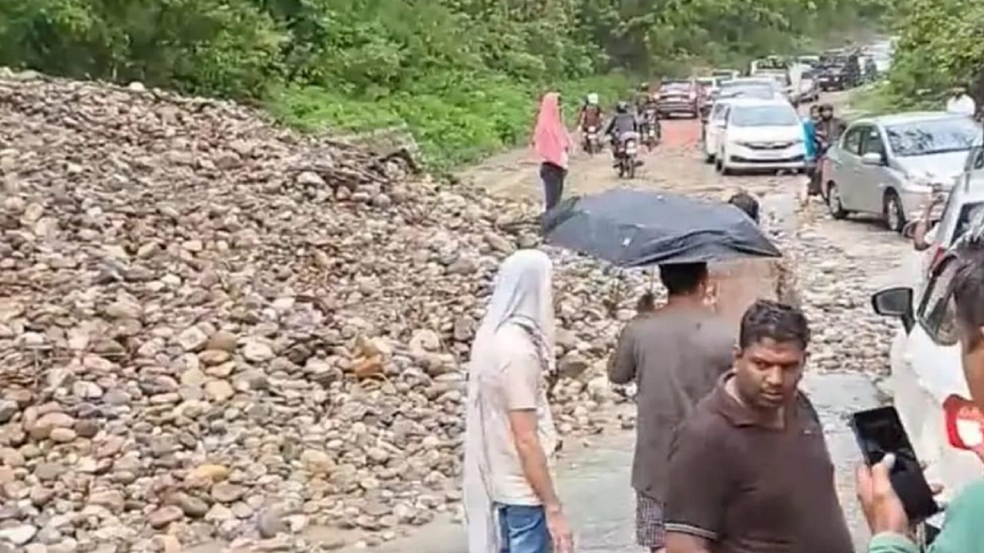 Many villages cut off due to rain in Saharanpur and vehicles stuck in the river see photos