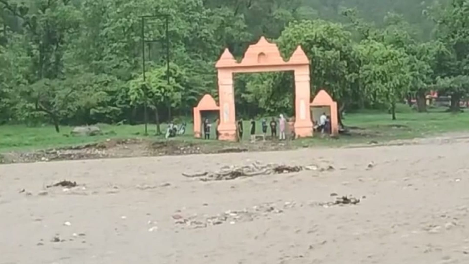 Many villages cut off due to rain in Saharanpur and vehicles stuck in the river see photos