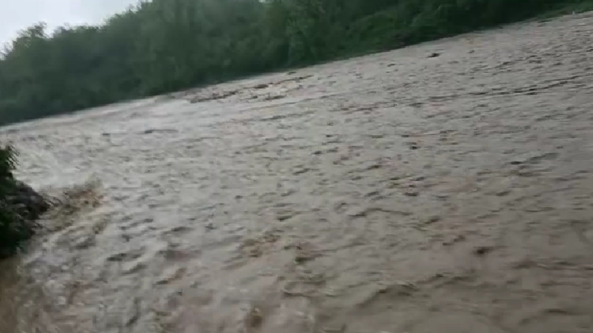 Many villages cut off due to rain in Saharanpur and vehicles stuck in the river see photos