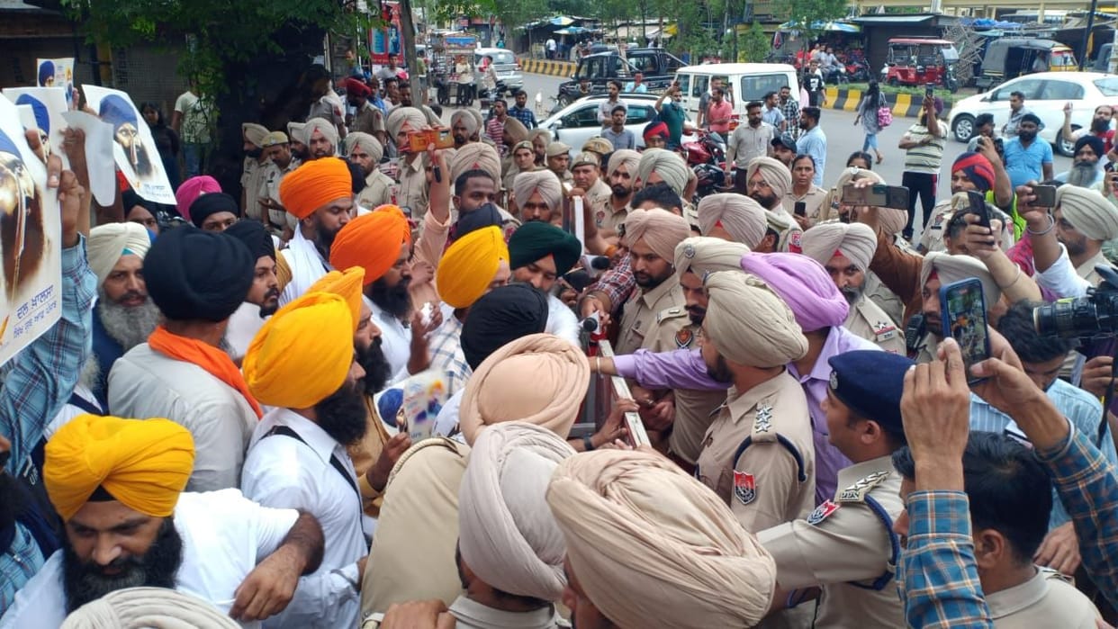 Clashes with police for putting up posters of Bhindranwale in government buses