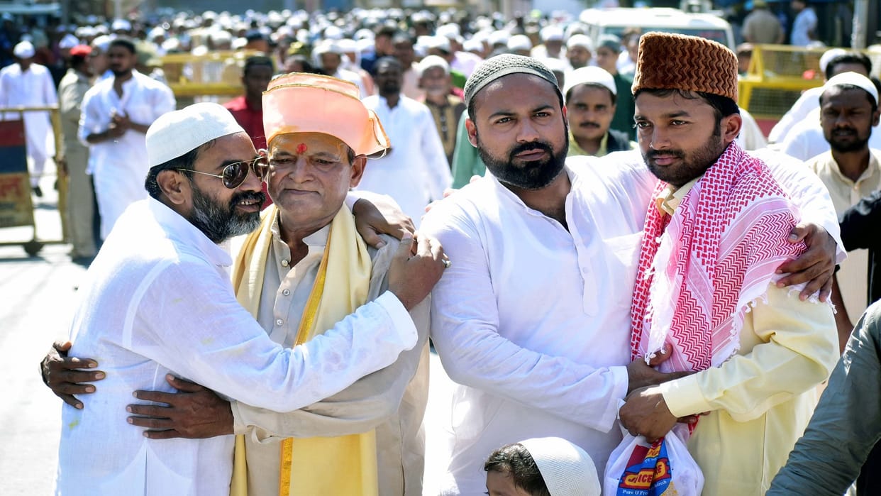 Thousands of hands raised for peace in God Bargah on Eid-ul-Adha