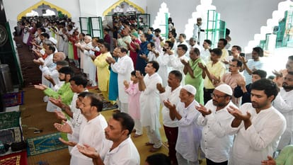 Thousands of hands raised for peace in God Bargah on Eid-ul-Adha
