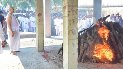 प्रतीक यादव ने मुखाग्नि दी।